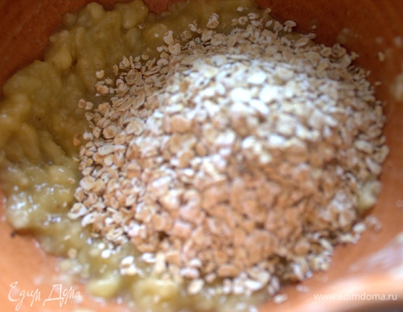 Всыпать хлопья быстрого приготовления.