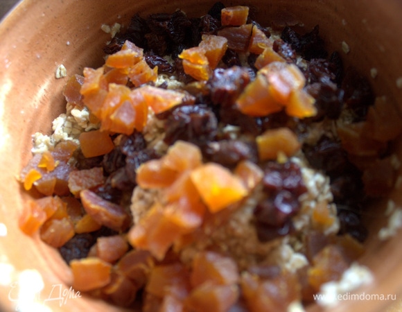 Добавить нарезанную курагу (или черснослив) и изюм.
