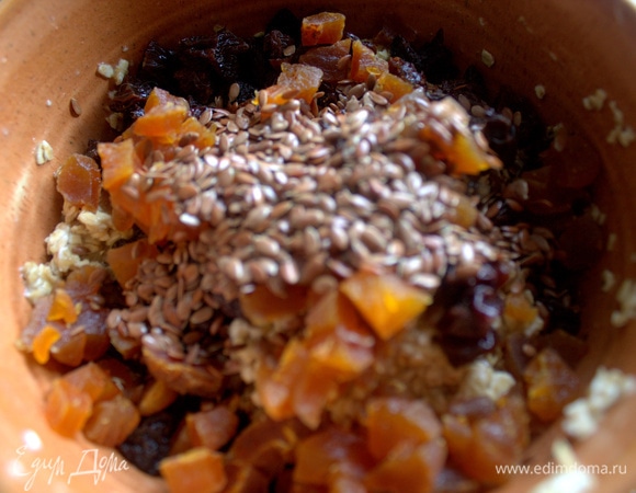 Всыпать лен или другие орехи, семечки.