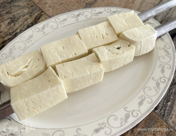 Нарезаем сулугуни брусочками и нанизываем на шампур.