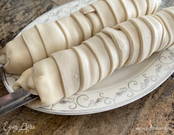 Слегка раскатываем тесто и нарезаем его полосками шириной 5–7 см, обматываем им сыр. Совет: хорошенько защипните тесто по краям, чтобы сыр не вытекал.
