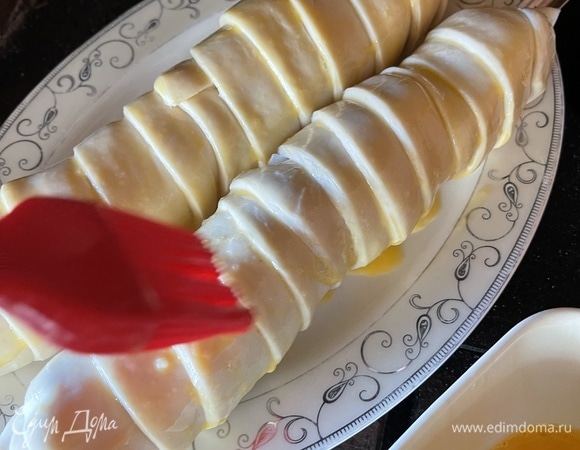 Смазываем сверху яйцом и отправляем на мангал.