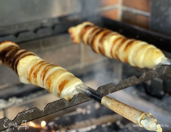 Зажариваем до румяной корочки, снимаем с шампура и подаем к столу.