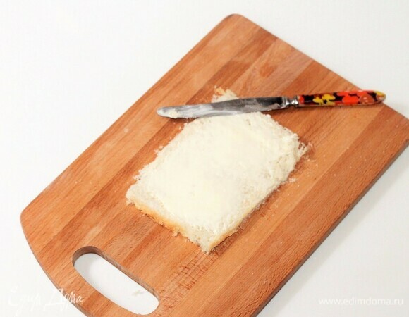 Смазываем хлеб мягким плавленым сыром.