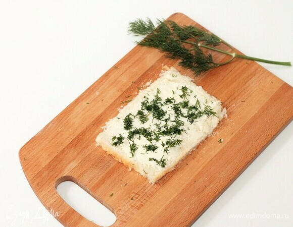 Посыпаем мелко порубленным укропом. Можно положить свою любимую пряную зелень. Или добавить мелко порубленный чеснок.