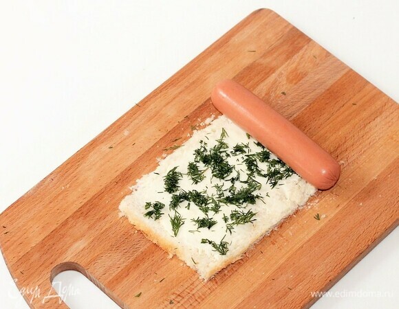 Кладем на кусочек хлеба сосиску.