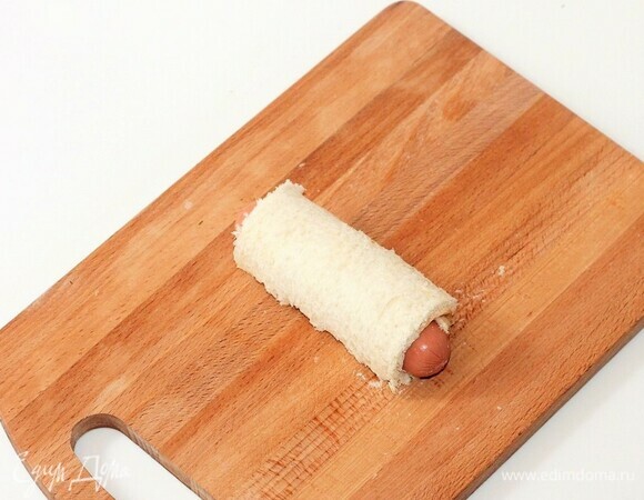 Плотно скатываем в рулет.