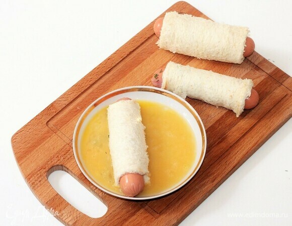 Взбиваем вилкой куриное яйцо с щепоткой соли. Макаем рулетики в яичную смесь.