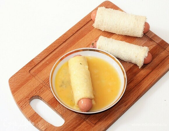 Обжариваем рулетики на растительном масле с двух сторон до золотистой корочки. Если вы готовите на природе, то рулетики сбрызгиваете растительным маслом.