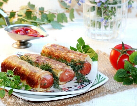 Подаем рулетики с кетчупом, зеленью и овощами. Приятного аппетита!