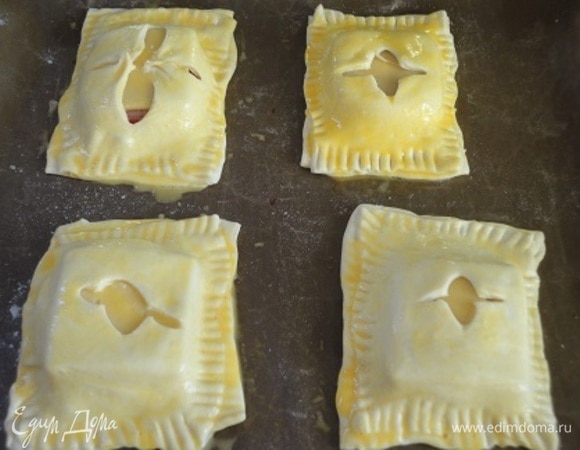 На оставшихся 6 кусочках теста, которые будут служить крышечками, сделать надрезы.