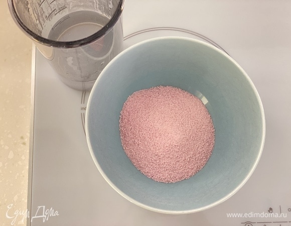 Клубничное желе смешать с водой, нагреть до растворения, но не кипятить. Остудить.