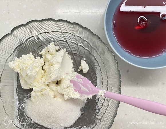 Сливочный сыр смешать с сахаром, хорошо перемешать. Добавить жидкое, но хорошо остывшее желе. Перемешать.