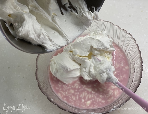 Отдельно взбить сливки до пиков, аккуратно вмешать в сырную смесь.