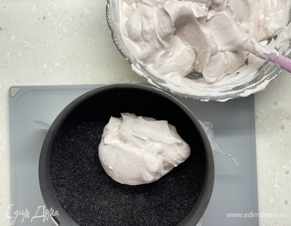 Выложить начинку поверх застывшей основы, разровнять.