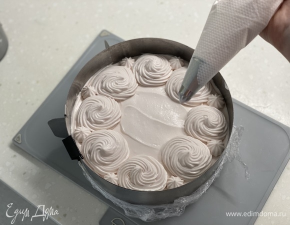 Я переложила часть начинки в кондитерский мешок с насадкой «звезда» и дополнительно декорировала чизкейк. Далее украсила мини-печеньем и клубникой.