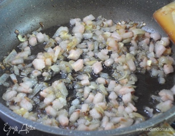 Для изделий из рубленого мяса я практически всегда (кроме пельменей) лук слегка прожариваю, чтобы не было неприятного послевкусья. На этот раз я обжарила лук с жирной частью бекона.