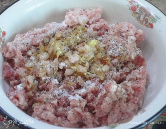 Лук можно добавить в пропущенное через мясорубку мясо или вместе с мясом прокрутить через мясорубку с крупной решеткой. Фарш обязательно с солью и специями вымешивать минут 5. Потом отбиваем и отправляем в холодильник, а пока будем готовить соус.