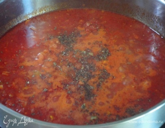 Для соуса лук и чеснок мелко нарубить и обжарить с оливковым маслом в сотейнике. Затем добавить паприку, базилик (сухой или свежий) и протертые помидоры вместе с соком. Довести до кипения и варить минут 5. Жидкости должно быть столько, чтобы она покрывала фрикадельки, как минимум, наполовину. Поэтому при необходимости добавьте горячую воду.