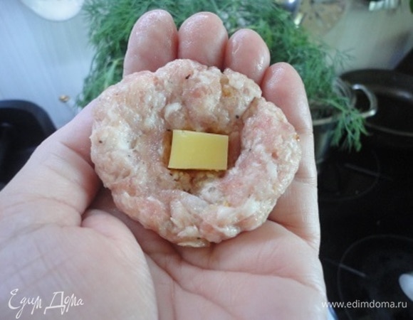 Фарш разделить на одинаковые кусочки примерно по 40–45 г. В каждый выкладываем кусочек сыра и формируем шарики.