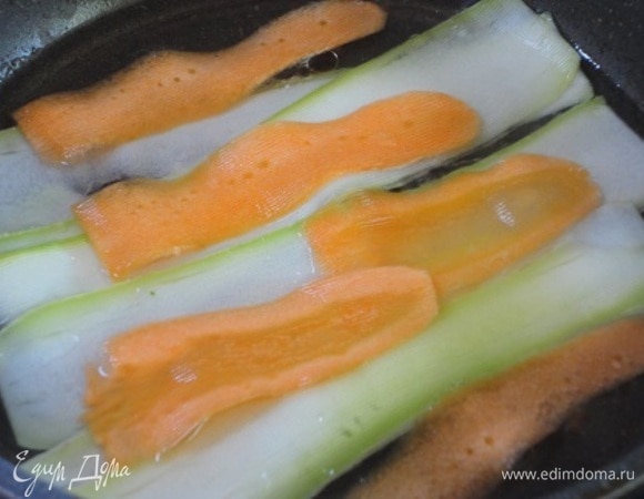 Овощи нарезаем тонкими полосками с помощью овощечистки. В сковороде разогреваем оливковое масло с солью, помещаем туда партиями овощи, добавляем немного горячей воды и тушим совсем не долго, до мягкости. Можно еще поперчить.