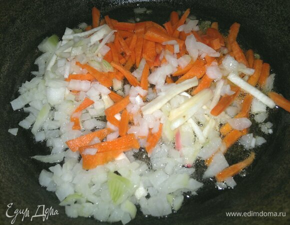 Морковь, лук и пастернак очистить, вымыть, обсушить. Морковь и пастернак нарезать соломкой, лук — мелкими кубиками. В сковороде разогреть растительное масло и обжарить овощи на среднем огне до мягкости и легкого румянца.