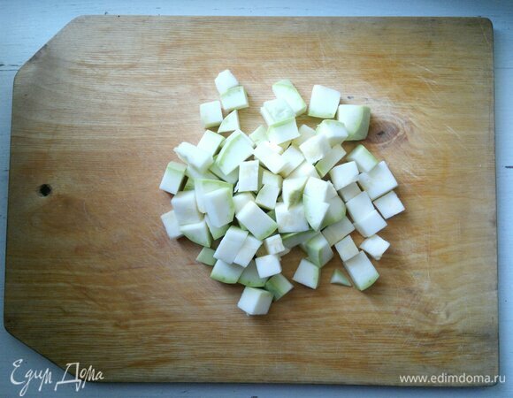 Кабачок вымыть, обсушить, нарезать кубиками небольшого размера.