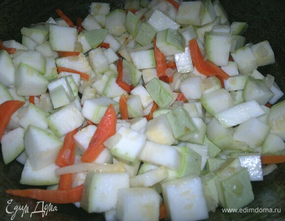 Добавить нарезанный кабачок к овощам и продолжить обжаривать все вместе в течение 5–10 мин, помешивая.