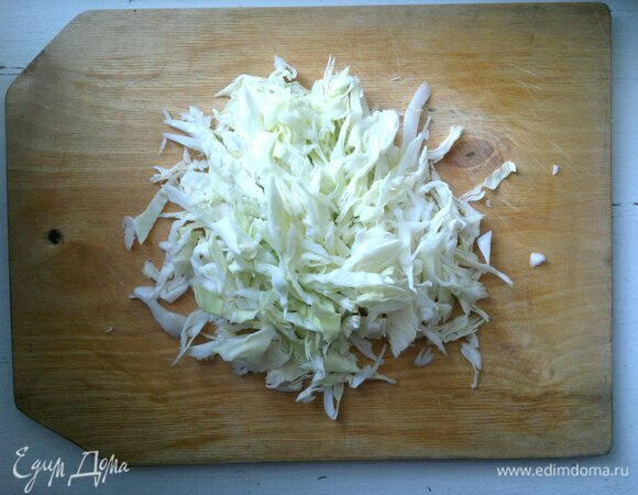 Молодую белокочанную капусту вымыть, обсушить, нарезать соломкой.