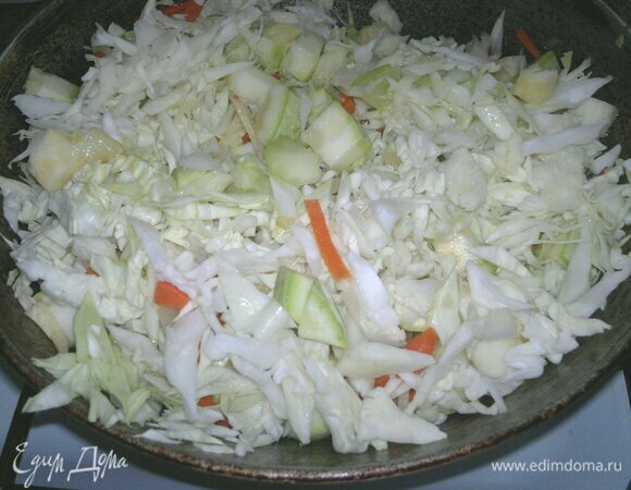 Добавить капусту в сковороду, перемешать и продолжить жарить еще 5–7 мин. Накрыть сковороду крышкой, убавить огонь и тушить рагу до мягкости овощей.