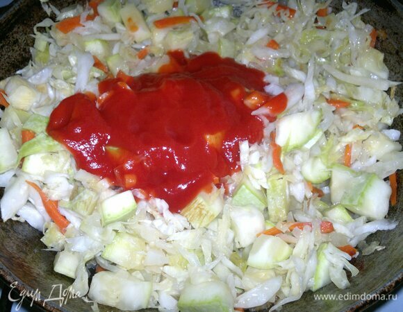 Добавить в сковороду томатную пасту, перемешать. Водой ее можно не разводить, так как овощи дадут много сока.