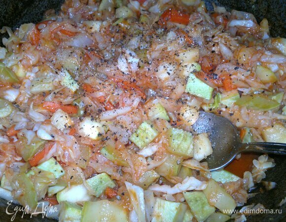 Рагу посолить и поперчить по вкусу, добавить немного сахара. Тушить без крышки еще 5–7 мин и выключить огонь.