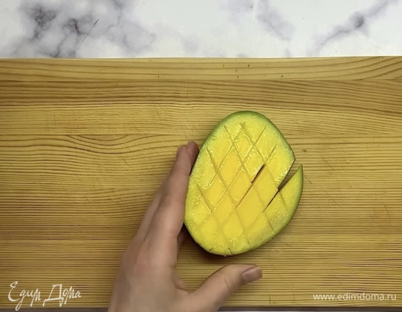 Манго очищаем от кожуры.