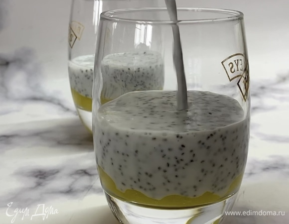 Разливаем по стаканам поверх пюре манго. Убираем в холодильник на 3 часа или больше.