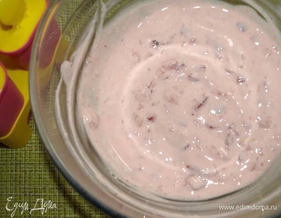 Клубнику нарезаем на очень мелкие кусочки. Соединяем в миске йогурт с клубникой. Добавляем порошок стевии, лимонный сок и соль. Все очень хорошо перемешиваем. На этом этапе уже получается нежный вкусный десерт, который готов к употреблению.