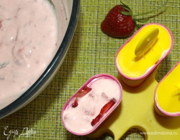 Разливаем по формочкам полученную смесь. Отправляем в морозилку на несколько часов. Чтобы извлечь мороженое из емкости, достаточно опустить ее в горячую воду на 10 секунд. Если нет формочек, то переливаем мороженое в контейнер. Отправляем в морозилку на 2–3 часа. Перемешиваем каждые 30 минут.