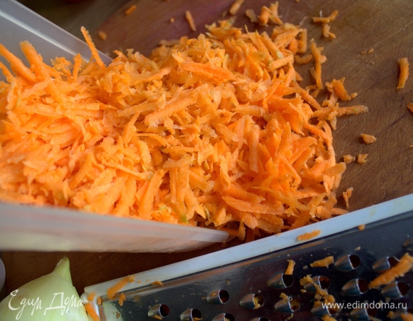 Морковь (2 шт.) очистить и крупно натереть.