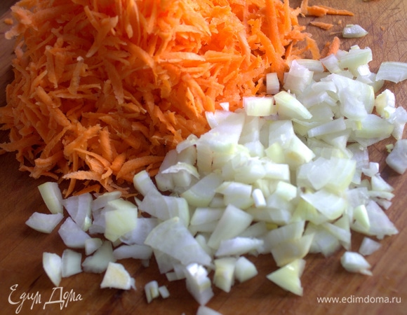 Луковицу нарезать мелким кубиком.