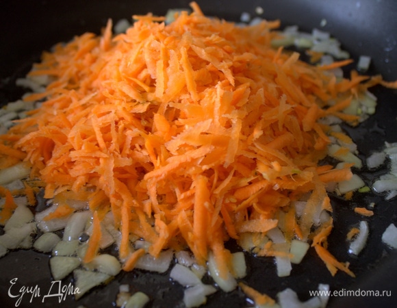Добавить к луку морковь.