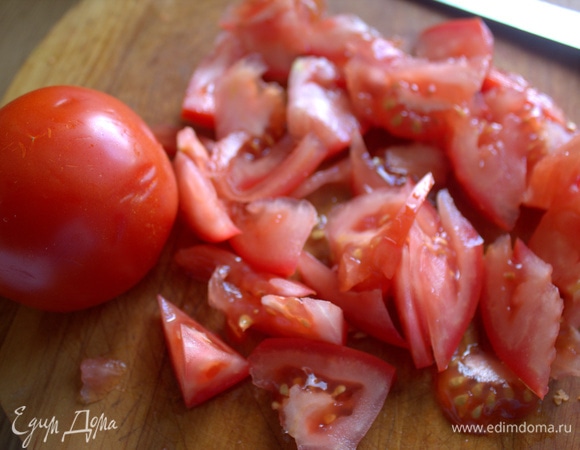Пока морковь и лук тушатся, нарезать помидоры.