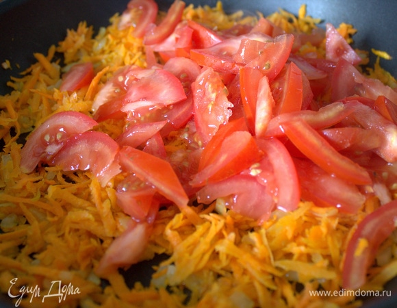 Перенести в сковороду. Перемешать.