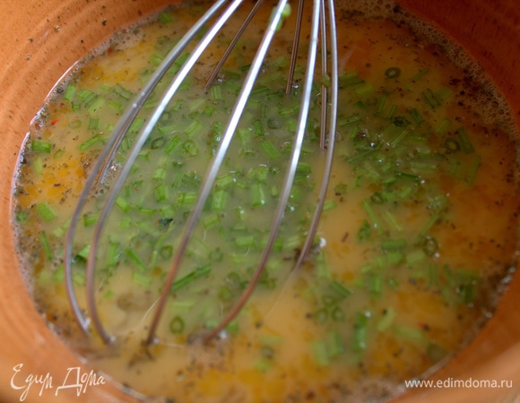 Всыпать петрушку или другую зелень.