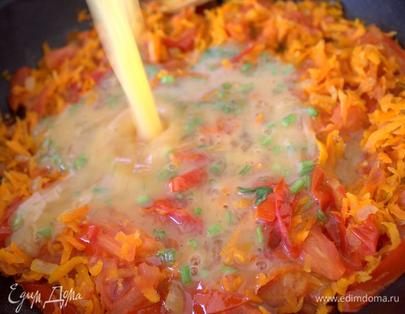 Залить омлетом овощи.