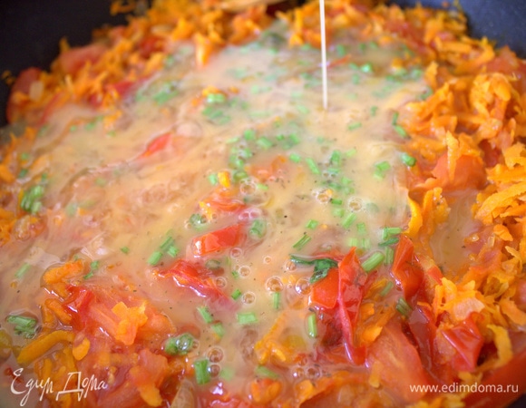 Распределить так, чтобы все овощи были равномерно покрыты.