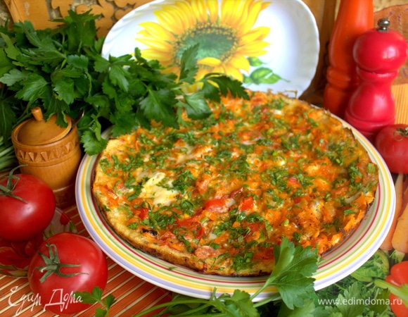 Омлет большой, диаметр сковороды — 24 см.