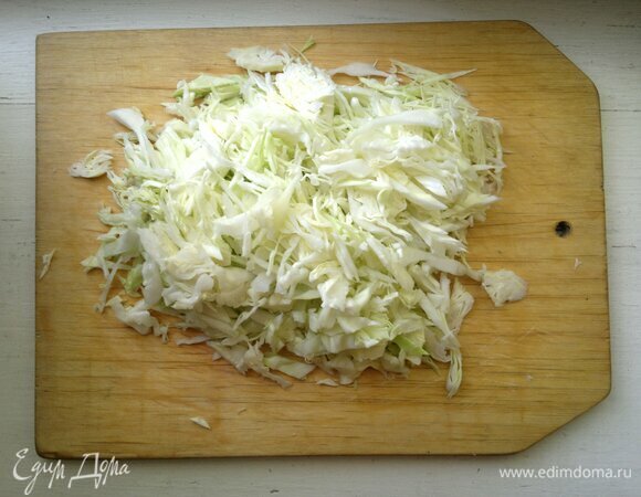 Молодую белокочанную капусту вымыть, обсушить, нашинковать тонкой соломкой.