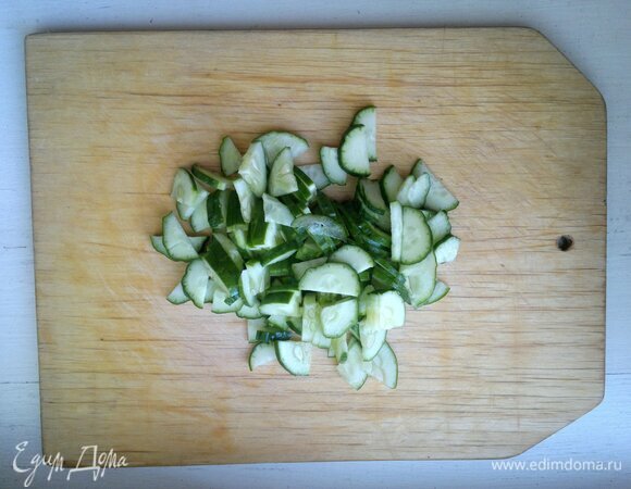 Овощи вымыть, обсушить бумажным полотенцем. Огурец нарезать небольшими ломтиками.