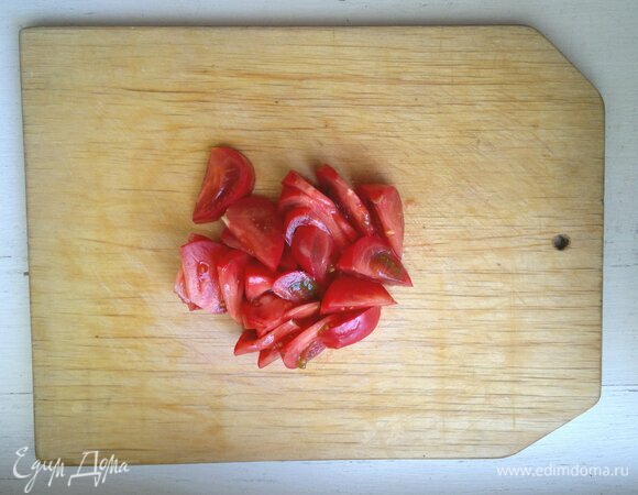 Помидоры тоже нарезать.