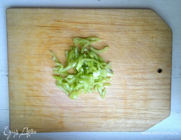 Сладкий перец очистить от семян, нарезать соломкой.