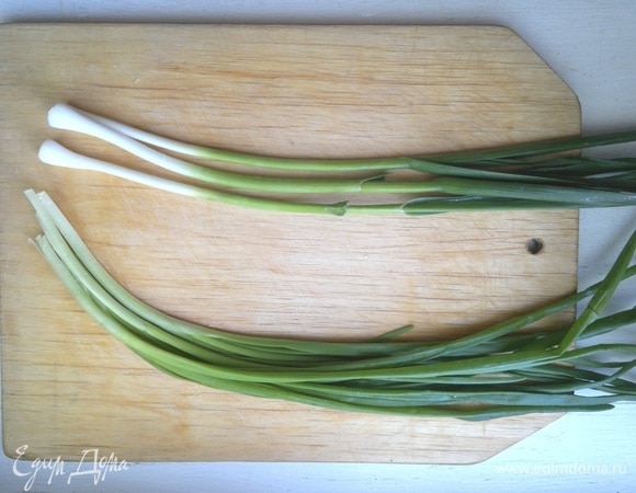 Зеленый лук и стебли молодого чеснока вымыть, обсушить, мелко нарезать.